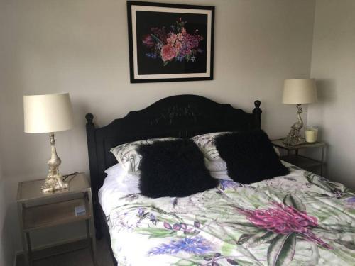 Sunny, Stylish & 2 Minutes From The Beach