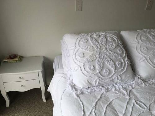 Sunny, Stylish & 2 Minutes From The Beach