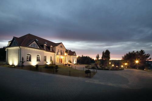 Hotel Folwark ?emino