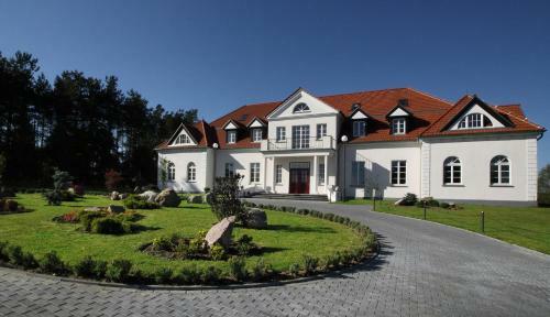 Hotel Folwark ?emino