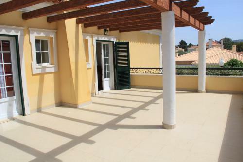 Spacious Villa In Azeit�o (With Private Pool)