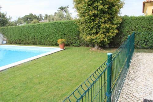 Spacious Villa In Azeit�o (With Private Pool)
