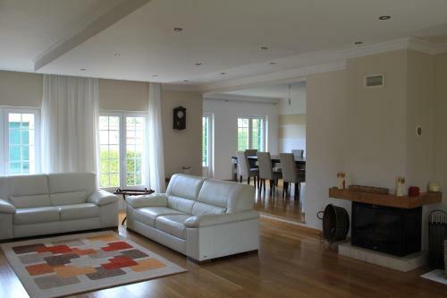 Spacious Villa In Azeit�o (With Private Pool)