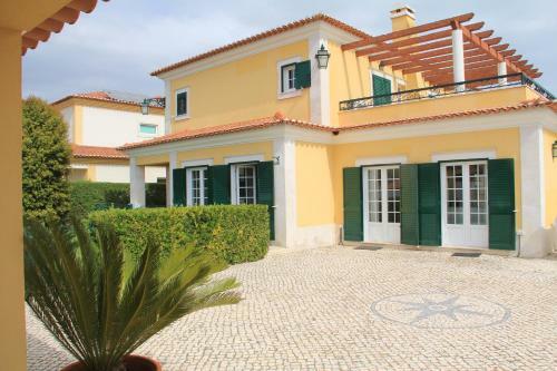 Spacious Villa In Azeit�o (With Private Pool)
