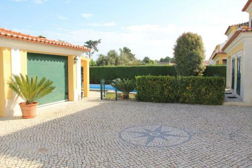 Spacious Villa In Azeit�o (With Private Pool)