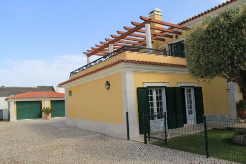 Spacious Villa In Azeit�o (With Private Pool)