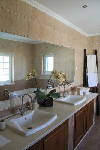 Spacious Villa In Azeit�o (With Private Pool)