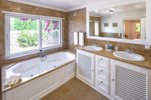 Malhadais Villa Sleeps 16 Pool Air Con Wifi