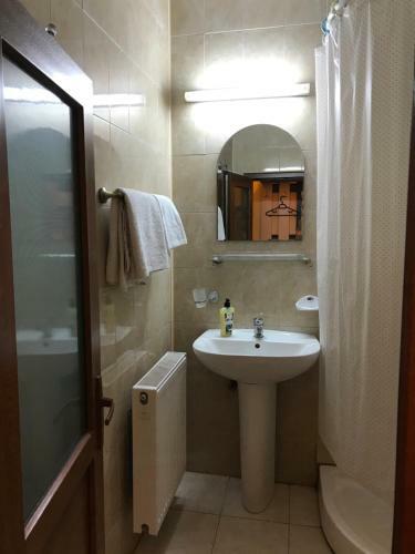Hostal Pinul Negru