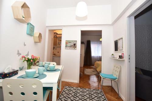 Sweet Story Central Apartment