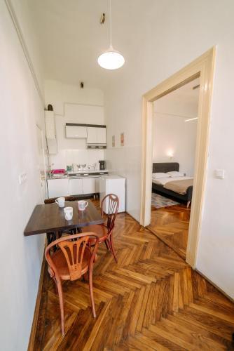 Mathe Apartments 4