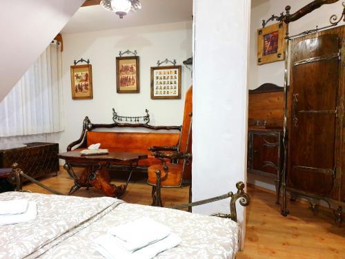 Hostal Penzion A Restauracia Toldi