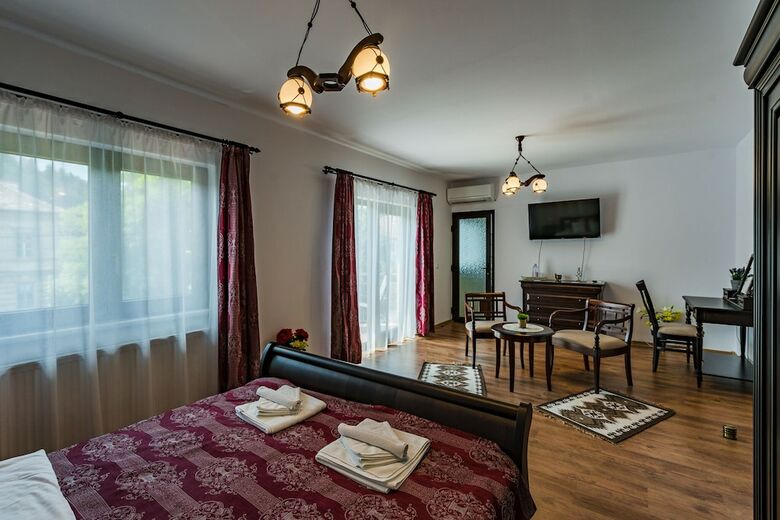 Hostal Flora Luxury House