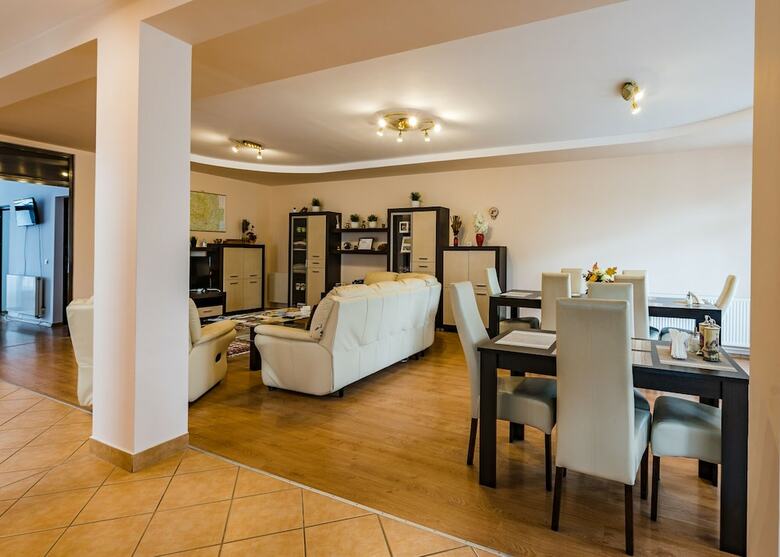 Hostal Flora Luxury House