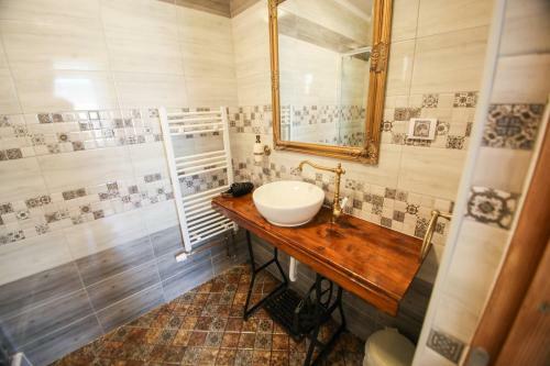 Hostal Casa Cu Usi - House Of Doors