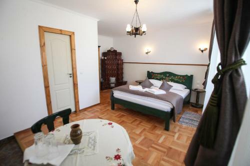 Hostal Casa Cu Usi - House Of Doors