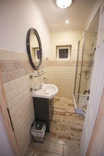 Hostal Casa Cu Usi - House Of Doors