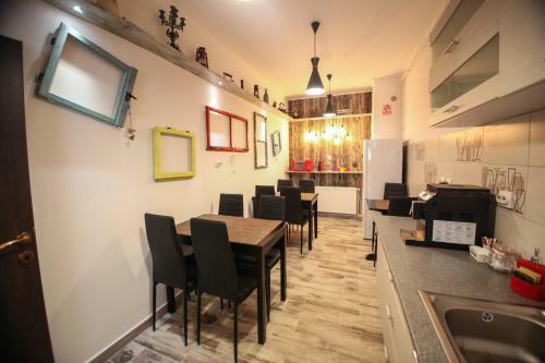 Hostal Casa Cu Usi - House Of Doors