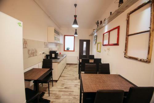 Hostal Casa Cu Usi - House Of Doors