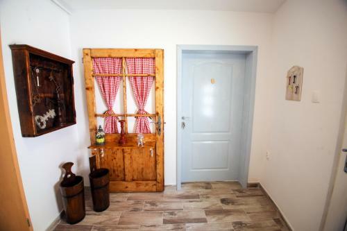 Hostal Casa Cu Usi - House Of Doors
