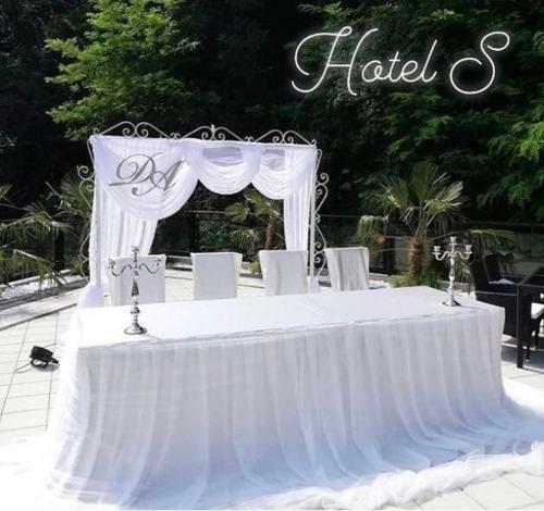 Hotel S