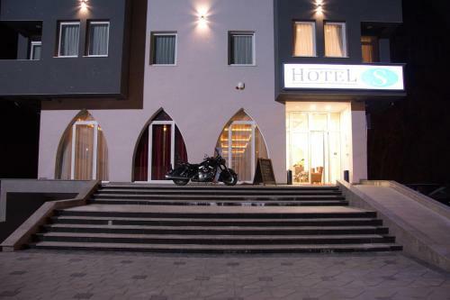 Hotel S