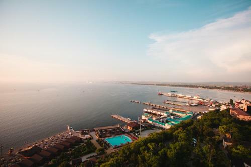Golden Bay Premium Apart-hotel