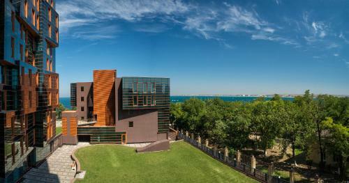 Golden Bay Premium Apart-hotel