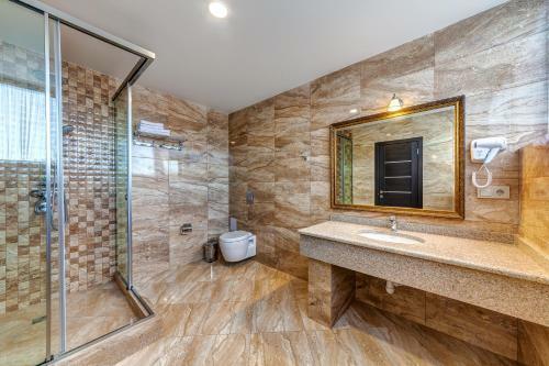 Azaria Hotel