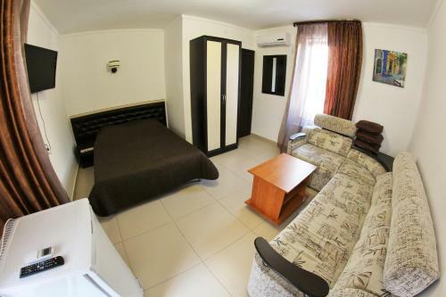 Hostal Lakoniya Guest House