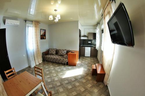 Hostal Lakoniya Guest House