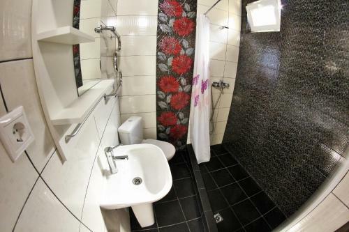 Hostal Lakoniya Guest House
