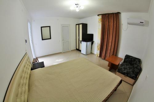 Hostal Lakoniya Guest House