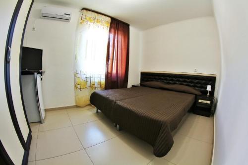Hostal Lakoniya Guest House