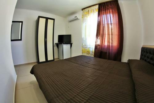 Hostal Lakoniya Guest House