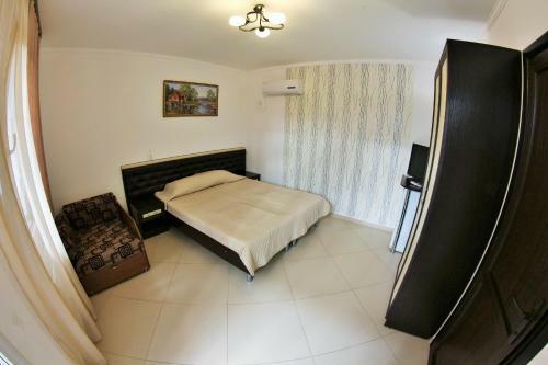 Hostal Lakoniya Guest House