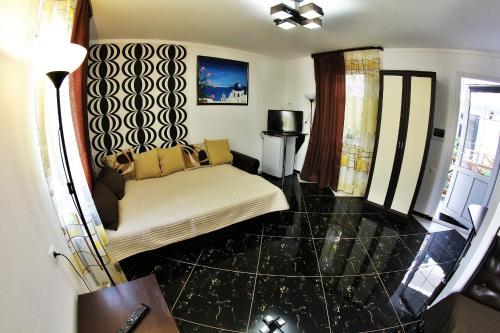Hostal Lakoniya Guest House