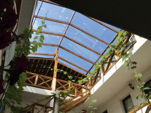 Hostal Lakoniya Guest House