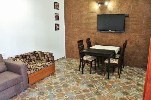 Hostal Lakoniya Guest House