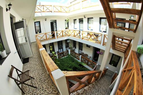 Hostal Lakoniya Guest House