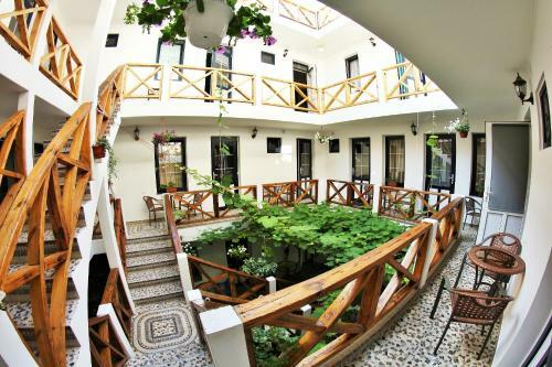 Hostal Lakoniya Guest House