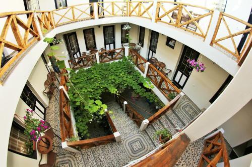 Hostal Lakoniya Guest House