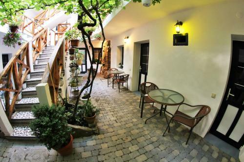 Hostal Lakoniya Guest House