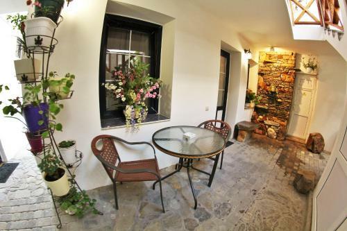 Hostal Lakoniya Guest House