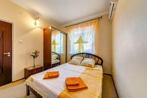 Hostal Ellina Guest House