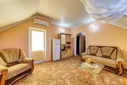 Hostal Ellina Guest House