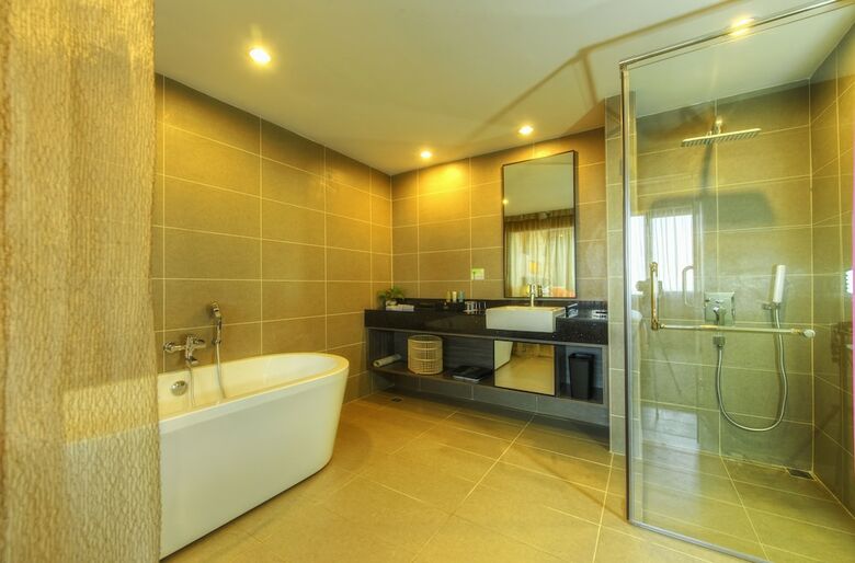 Grand Alora Hotel
