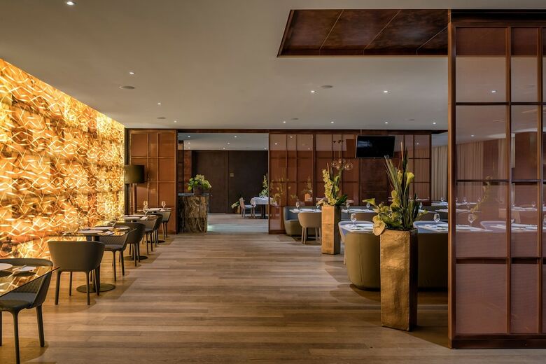 Crystal House Suite Hotel & Spa