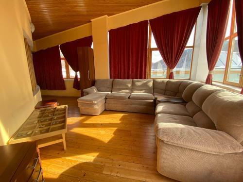 Hotel Krestovaya Pad
