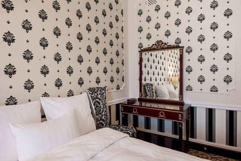Golden Rooms Hotel